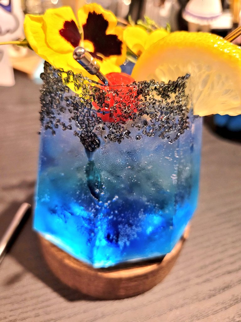 star_for_sonic's tweet image. "그림자는 빛이 비추는 방향을 알려준다"
"그림자를 감싸주는 빛"
처음 주문해보는 거라 오늘은 가볍게!
샤소니 라고 하기엔 애매해진 소나도우 칵테일!
홍대 비밀기지 입니다~(ゝω・´★)
