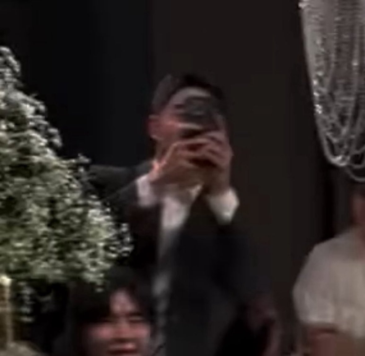 _77ding's tweet image. 머리밤톨인채
정장입은거너무웄겨