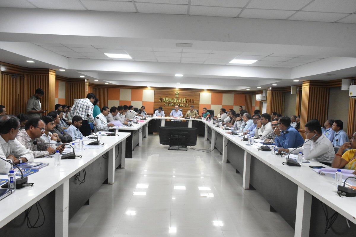 સાબરકાંઠા જિલ્લા સંકલન અને ફરીયાદ સમિતિની બેઠક જિલ્લા કલેક્ટરશ્રી લલિત નારાયણ સિંઘ સાંદુની અધ્યક્ષતામાં કલેકટર કચેરી, હિંમતનગર ખાતે યોજાઇ હતી.<a href="/CMOGuj/">CMO Gujarat</a> <a href="/JayantiRavi/">Jayanti Ravi</a> <a href="/revenuegujarat/">Revenue Dep. Gujarat</a> <a href="/InfoGujarat/">Gujarat Information</a>