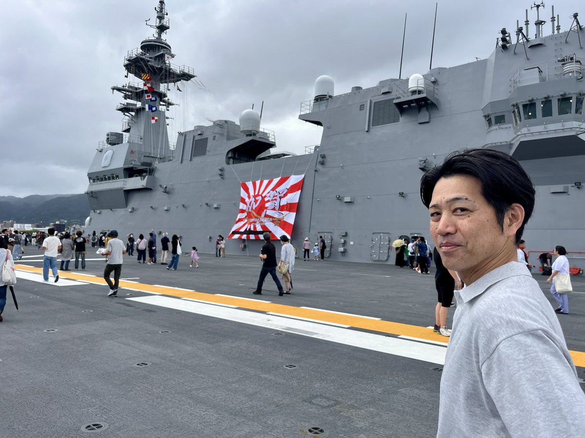 trjtty's tweet photo. 護衛艦「かが」の一般公開へ…
傷んだところを、補修を重ねながら掲げてる旭日旗の美しいことよ🇯🇵
反対派プラカードの皆様もお疲れ様😇 https://t.co/sKTbFmKFoG