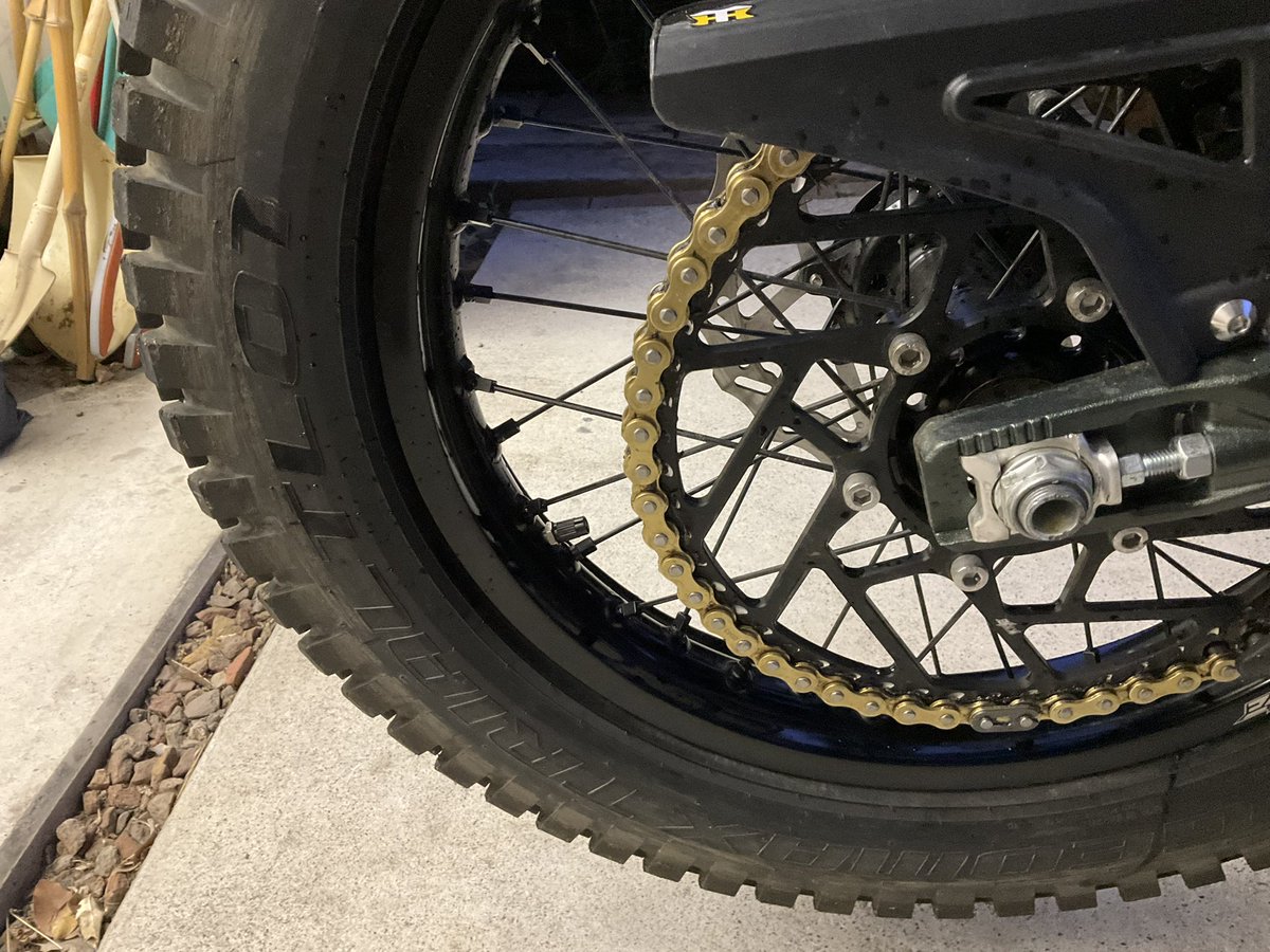 KTM819O4's tweet image. #Surron #UltraBee #チューブの位置合わせ #リバースモード 
空気抜いてリバースモードでブレーキちょんで一発修正できました！(´∀｀*)／