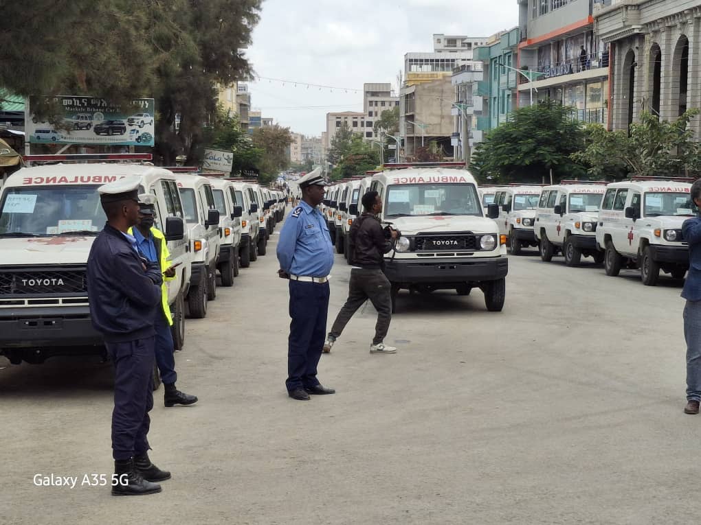 EthioRedCross's tweet image. ERCS handed over 79 brand-new ambulances to #Tigray regional branch. The event was held in the presence of Tigray Interim President #Lt. General Tadesse Worede, cabinet members, and senior officials.
ERCS's Secretary General Abera Lulessa handed over the ambulances .