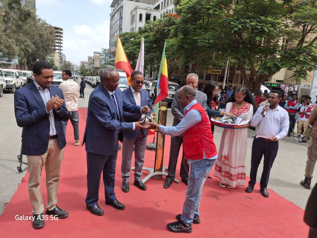 EthioRedCross's tweet image. ERCS handed over 79 brand-new ambulances to #Tigray regional branch. The event was held in the presence of Tigray Interim President #Lt. General Tadesse Worede, cabinet members, and senior officials.
ERCS's Secretary General Abera Lulessa handed over the ambulances .