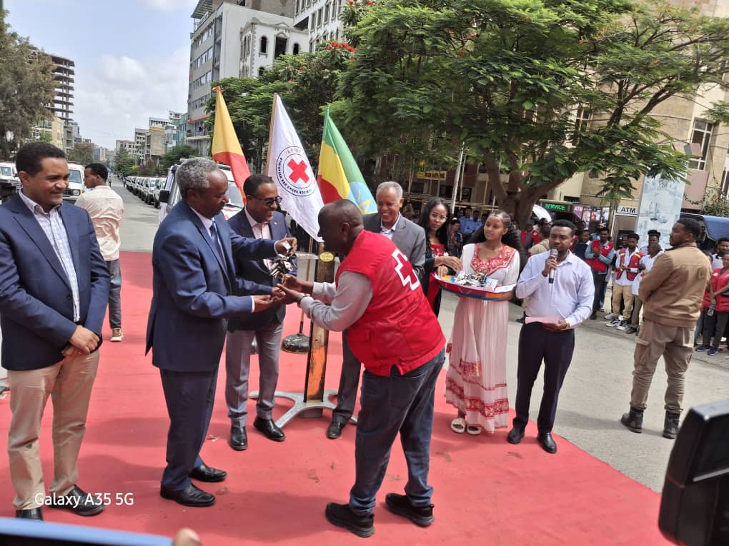 EthioRedCross's tweet image. ERCS handed over 79 brand-new ambulances to #Tigray regional branch. The event was held in the presence of Tigray Interim President #Lt. General Tadesse Worede, cabinet members, and senior officials.
ERCS's Secretary General Abera Lulessa handed over the ambulances .