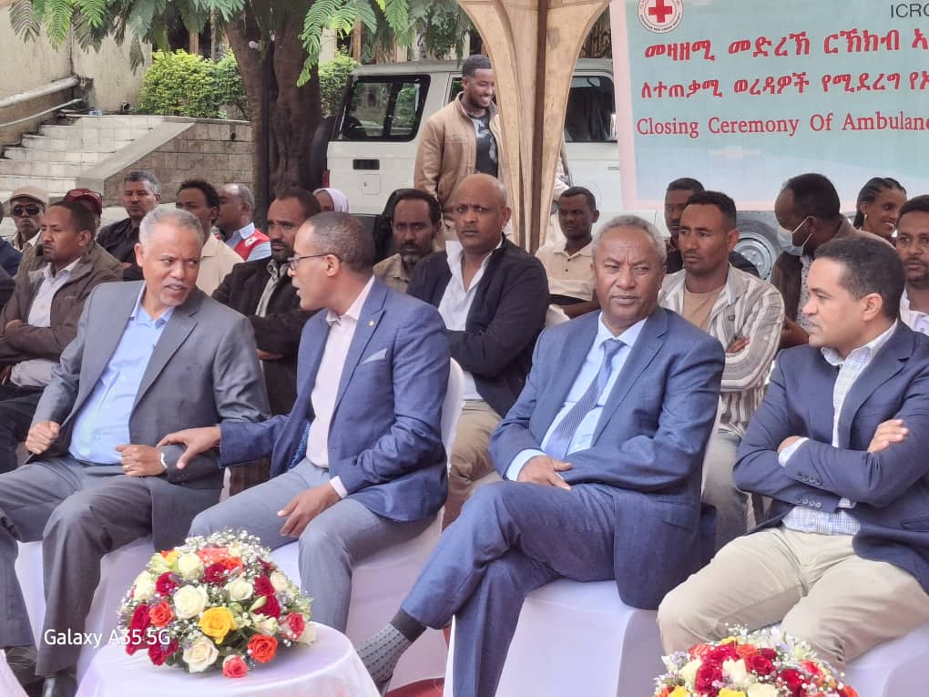 EthioRedCross's tweet image. ERCS handed over 79 brand-new ambulances to #Tigray regional branch. The event was held in the presence of Tigray Interim President #Lt. General Tadesse Worede, cabinet members, and senior officials.
ERCS's Secretary General Abera Lulessa handed over the ambulances .