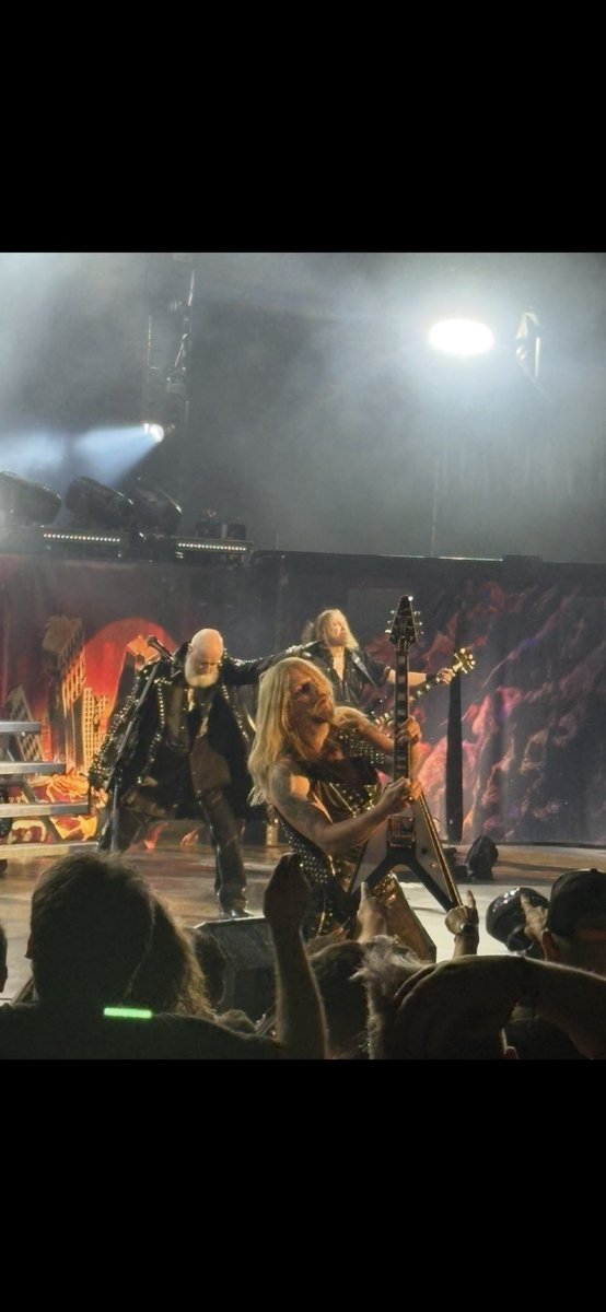 Bon, je sais que <a href="/JadeHer3/">Isa🕊</a> ne va pas aimer le nom du groupe (so sorry 😬🤭🤷‍♂️) , mais voir (avec la fille) les vétérans de <a href="/judaspriest/">Judas Priest</a> en concert dans un petit théâtre médiéval au sein de la cité de <a href="/CarcaInfos/">Ville de Carcassonne</a> Carcassonne, quel kif 🤘 🎸😉 Long live rock’n’roll 🎸👏