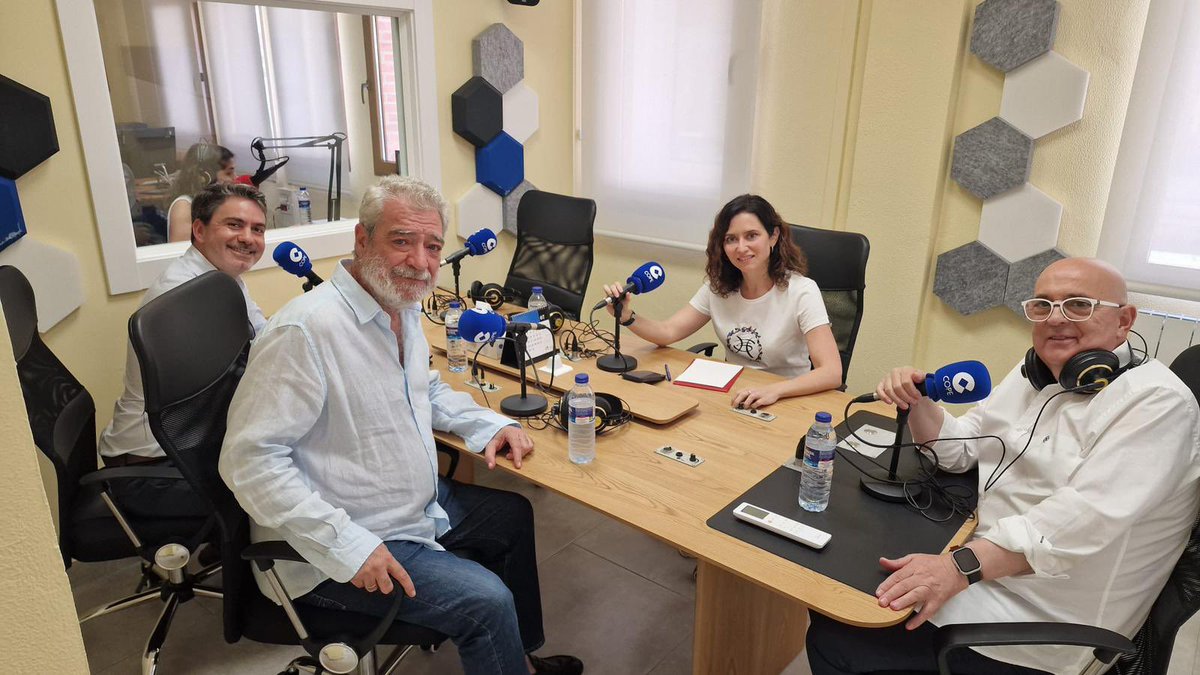 IdiazAyuso's tweet image. Los vecinos de Calamocha y Cariñena no pueden ser más amables, cariñosos y trabajadores.
Elaboran grandes vinos y productos de los que toda España está orgullosa.
Gracias @Jorge_Azcon y #RadioCalamocha.