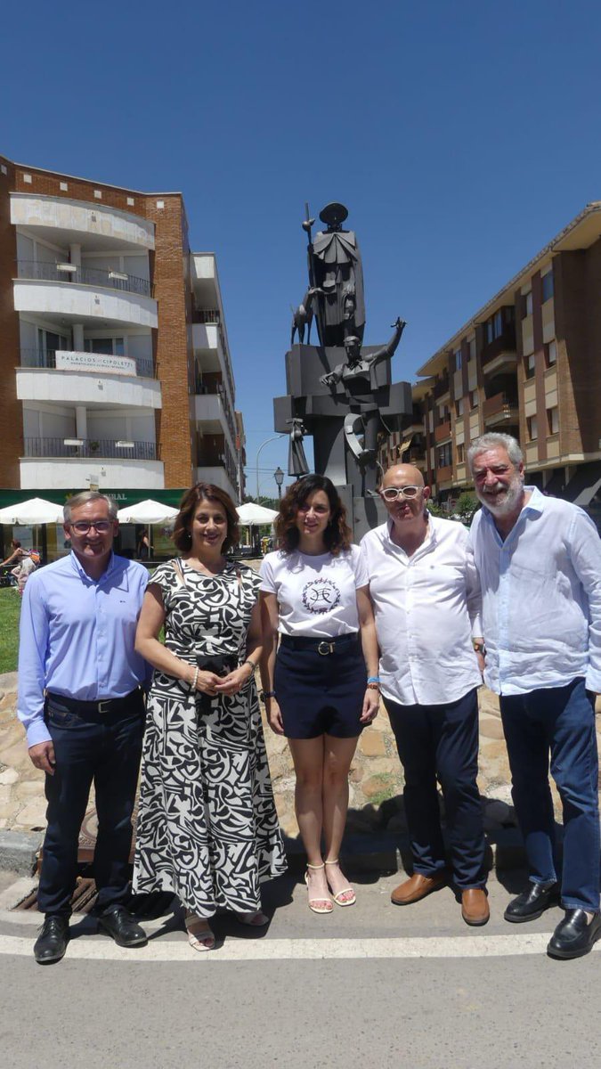 IdiazAyuso's tweet image. Los vecinos de Calamocha y Cariñena no pueden ser más amables, cariñosos y trabajadores.
Elaboran grandes vinos y productos de los que toda España está orgullosa.
Gracias @Jorge_Azcon y #RadioCalamocha.