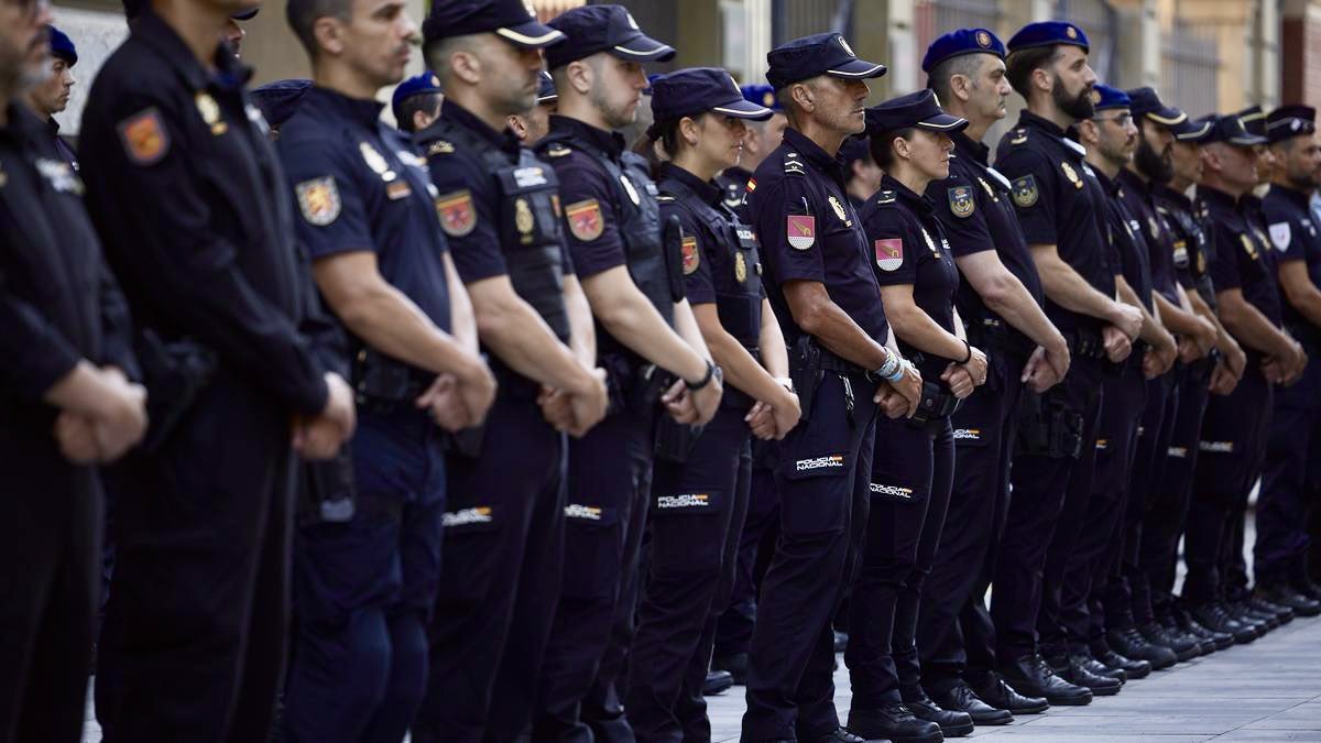 👮🏻‍♂️👮🏻 Si los #sanfermines2025 han sido un éxito es también gracias a 900 compañeros/as que han hecho de esas fiestas un espacio seguro. 52 detenidos, 423 denuncias atendidas y 803 llamadas al 091. Gran trabajo que ahora toca reconocer a la Jefatura Superior y unidades comisionadas