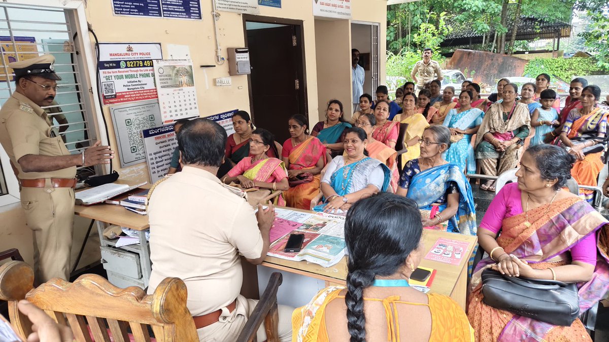 ದಿನಾಂಕ 17/07/2025 ರಂದು ಮಂಗಳೂರು ಮಹಿಳಾ ಪೊಲೀಸ್ ಠಾಣೆಯಲ್ಲಿ ಜ್ಞಾನ ವಿಕಾಸ್ ಸಂಘದ  ಮಹಿಳಾ ಸದಸ್ಯರು ಬೇಟಿ ನೀಡಿದ ಸಮಯ ಮಹಿಳಾ ಮತ್ತು ಮಕ್ಕಳ ದೌರ್ಜನ್ಯದ ಬಗ್ಗೆ ಕಾನೂನು ಅರಿವಿನ ಜಾಗೃತಿ  ಮೂಡಿಸಲಾಯಿತು ಇದರಲ್ಲಿ 30 ಜನ ಮಹಿಳಾ ಸದಸ್ಯರು ಭಾಗವಹಿಸಿದ್ದರು <a href="/compolmlr/">ಮಂಗಳೂರು ನಗರ ಪೊಲೀಸ್ MangaluruCityPolice</a>