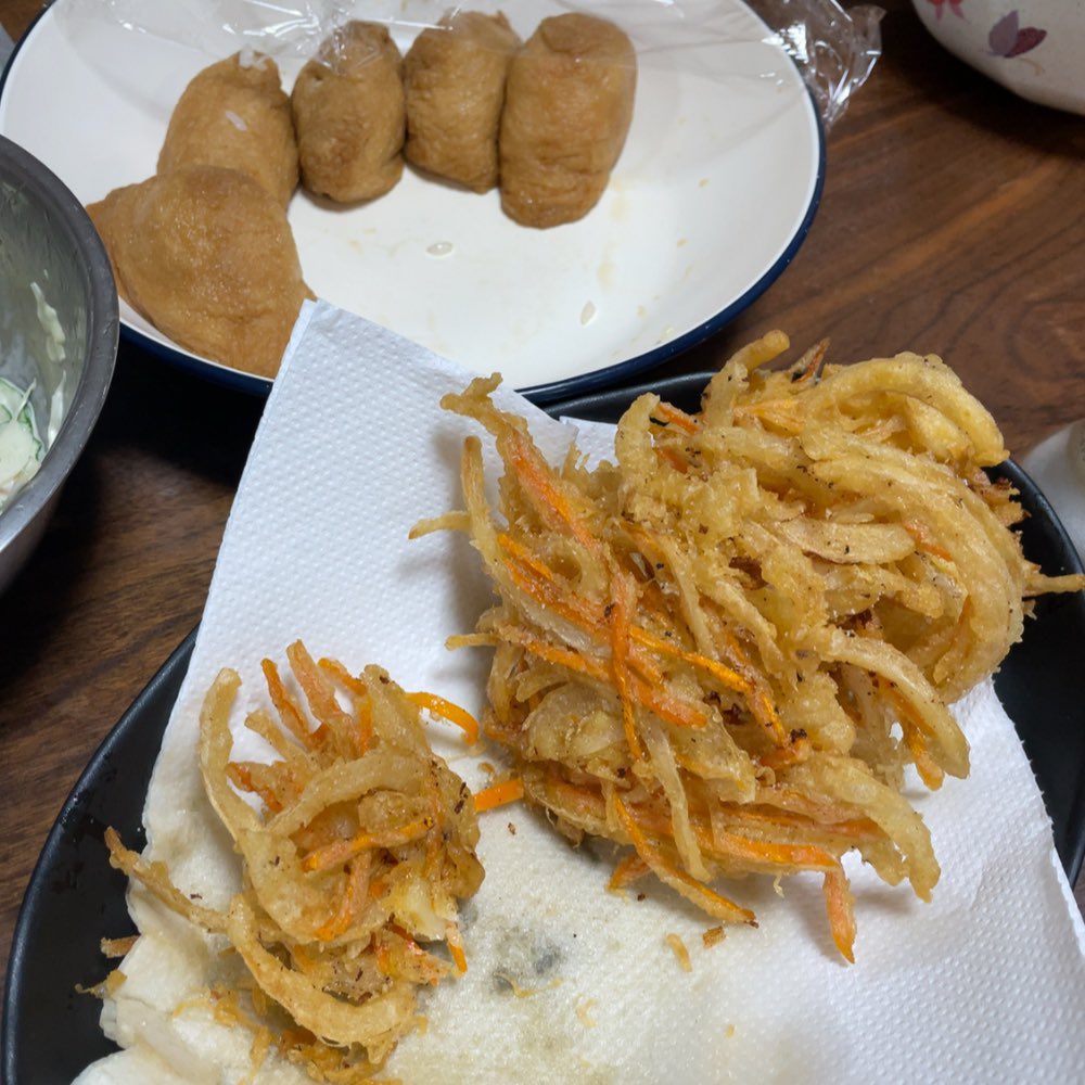 mii_mi410's tweet image. 本日子守りday( ˶˙˙˶)
ドライカレーの保育園組といなり寿司の小学生組
つくねの照り焼きとコールスロー風とかきあげ!
個々好き嫌いあるからあれこれ作ることになるぅ( ˙³˙)~♪