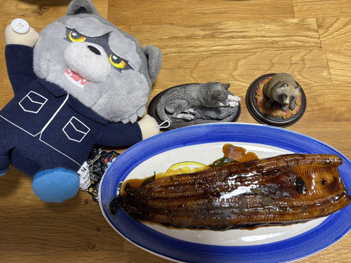 bd85g3's tweet image. コープの鰻食べます😋🥢
とりあえず一人半分ずつで残りは早い者勝ち😅
