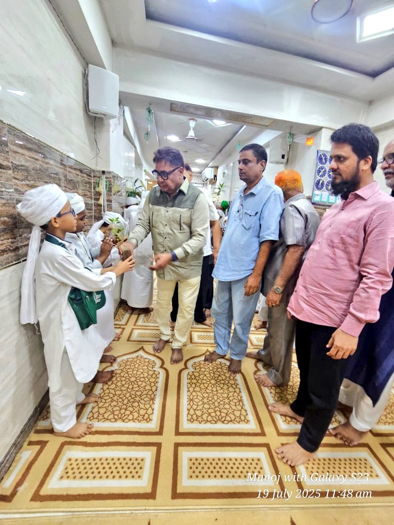 राष्ट्रवादी काँग्रेस पार्टी वॉर्ड क्रमांक १७०, कुरेश नगर येथील मदरसा फैजाने अहले बेत (गुलजार होटलच्या मागे) येथे पर्यावरण रक्षणाचा संदेश देत मदरशातील विद्यार्थ्यांना वृक्ष वाटप करण्यात आले. 
#OureshiNagar #Kurla #NCP #Mumbai #NCPMumbai