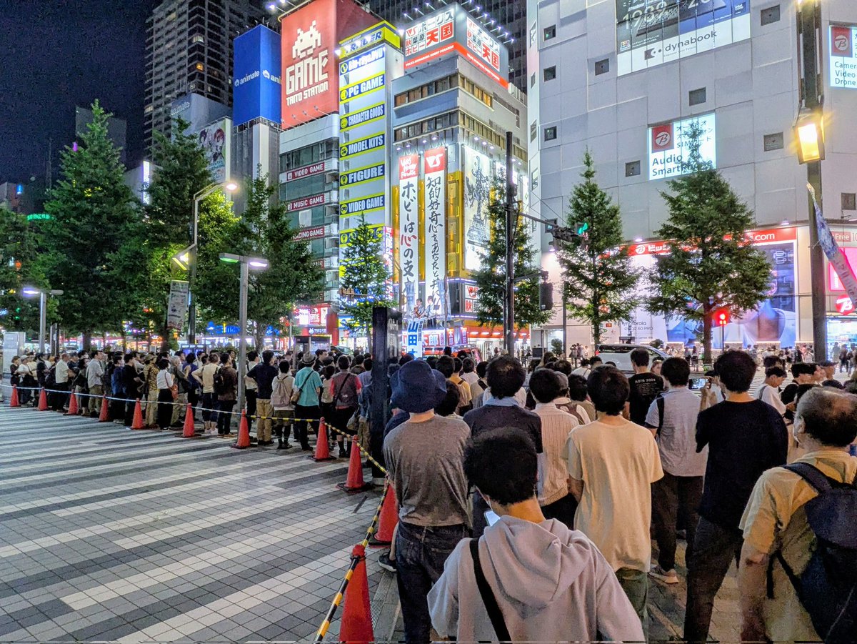 rhythmsift's tweet photo. 参議院議員選挙最終日。ベルサール秋葉原前での山田太郎候補の街頭演説会(自民党・比例区)。ベルサール秋葉原ではイベント撤収作業中でビル前広場がつかえないため、聴衆はこのような広がり方に #akiba https://t.co/Rb3VQMib2f