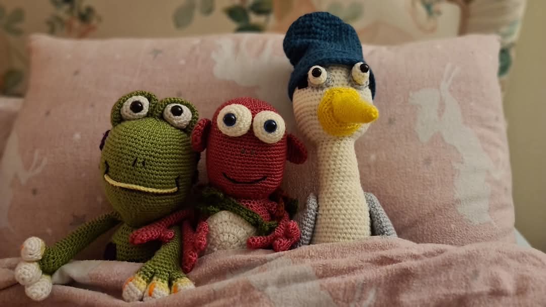 PerryHenryEnzo's tweet image. Perry, Enzo and Henry from "The Adventures of Perry the Peruvian Tree Frog" waiting patiently for storytime 😊
