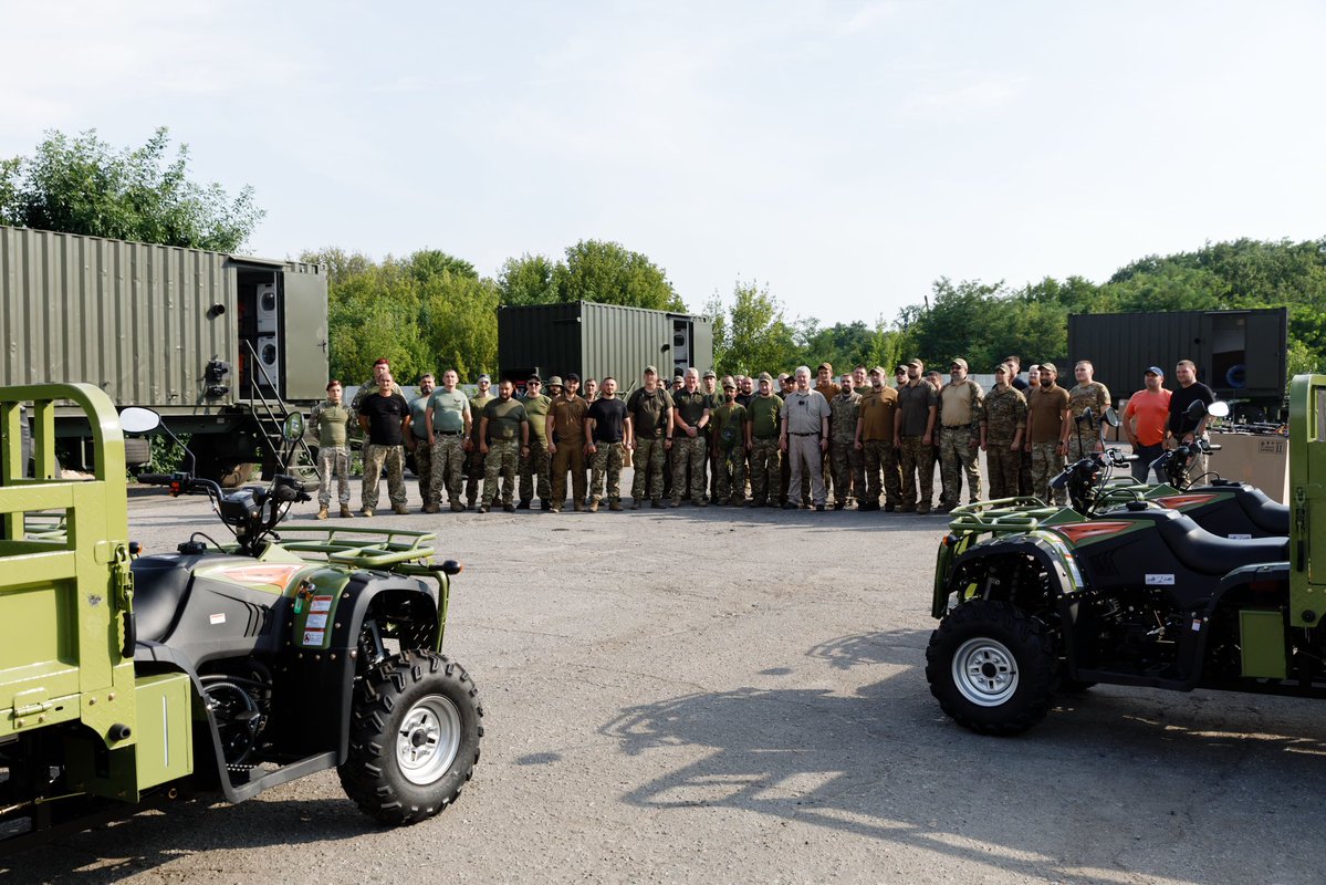 poroshenko's tweet image. Запорізький, Дніпропетровський напрямок. Ворог тисне, а єдине, що відділяє нас від нього, — це Збройні Сили України.
Війна зараз така, що «очі» мають бути постійно в небі. Ворог уже декілька місяців активно використовує дрони на оптоволокні, пересувається головно на…