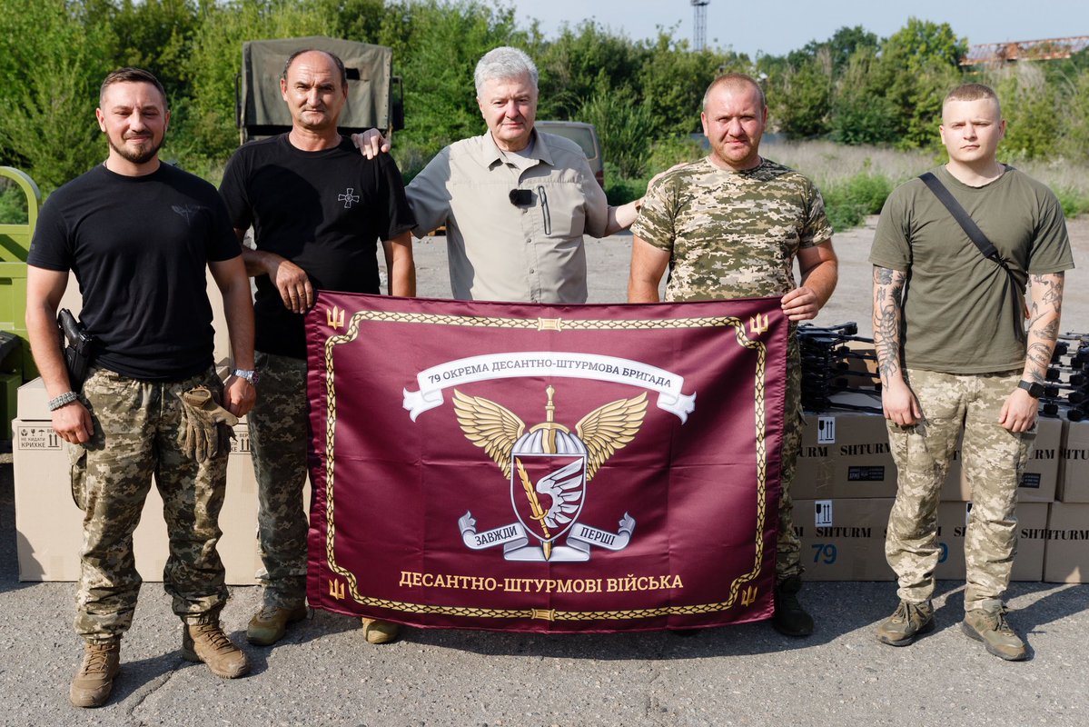 poroshenko's tweet image. Запорізький, Дніпропетровський напрямок. Ворог тисне, а єдине, що відділяє нас від нього, — це Збройні Сили України.
Війна зараз така, що «очі» мають бути постійно в небі. Ворог уже декілька місяців активно використовує дрони на оптоволокні, пересувається головно на…