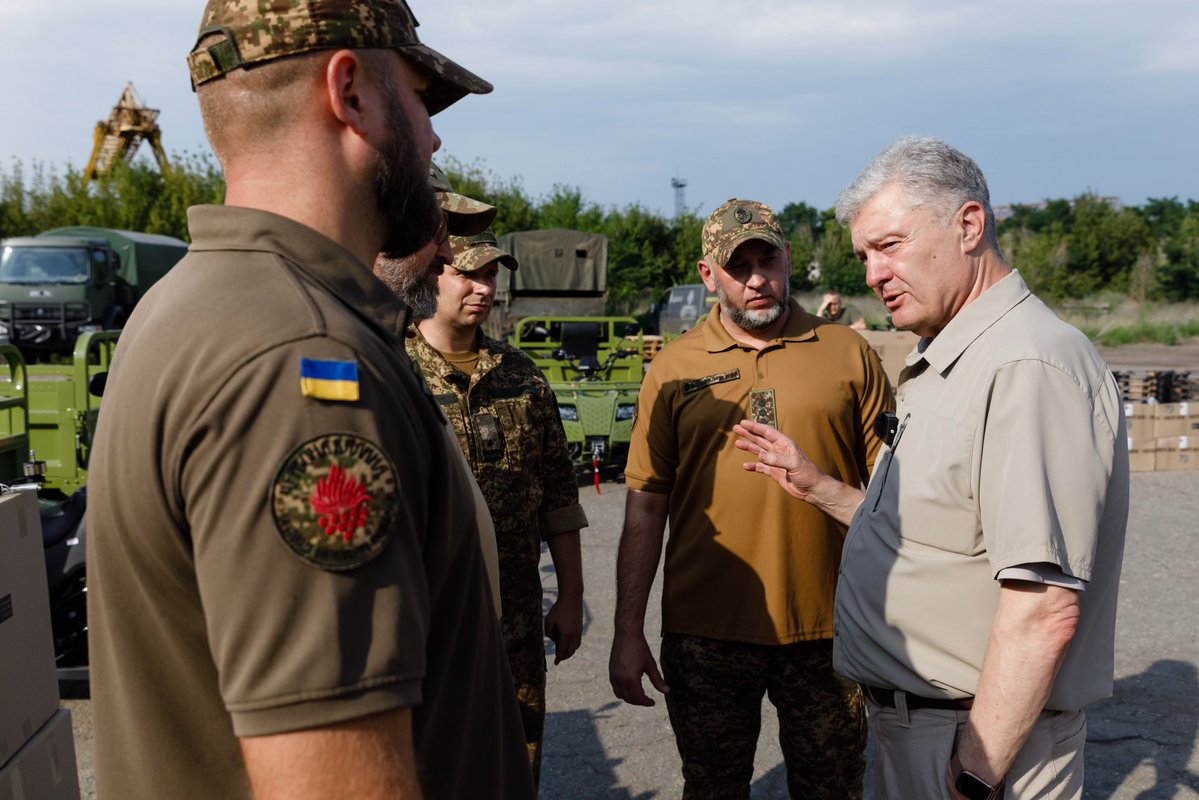 poroshenko's tweet image. Запорізький, Дніпропетровський напрямок. Ворог тисне, а єдине, що відділяє нас від нього, — це Збройні Сили України.
Війна зараз така, що «очі» мають бути постійно в небі. Ворог уже декілька місяців активно використовує дрони на оптоволокні, пересувається головно на…
