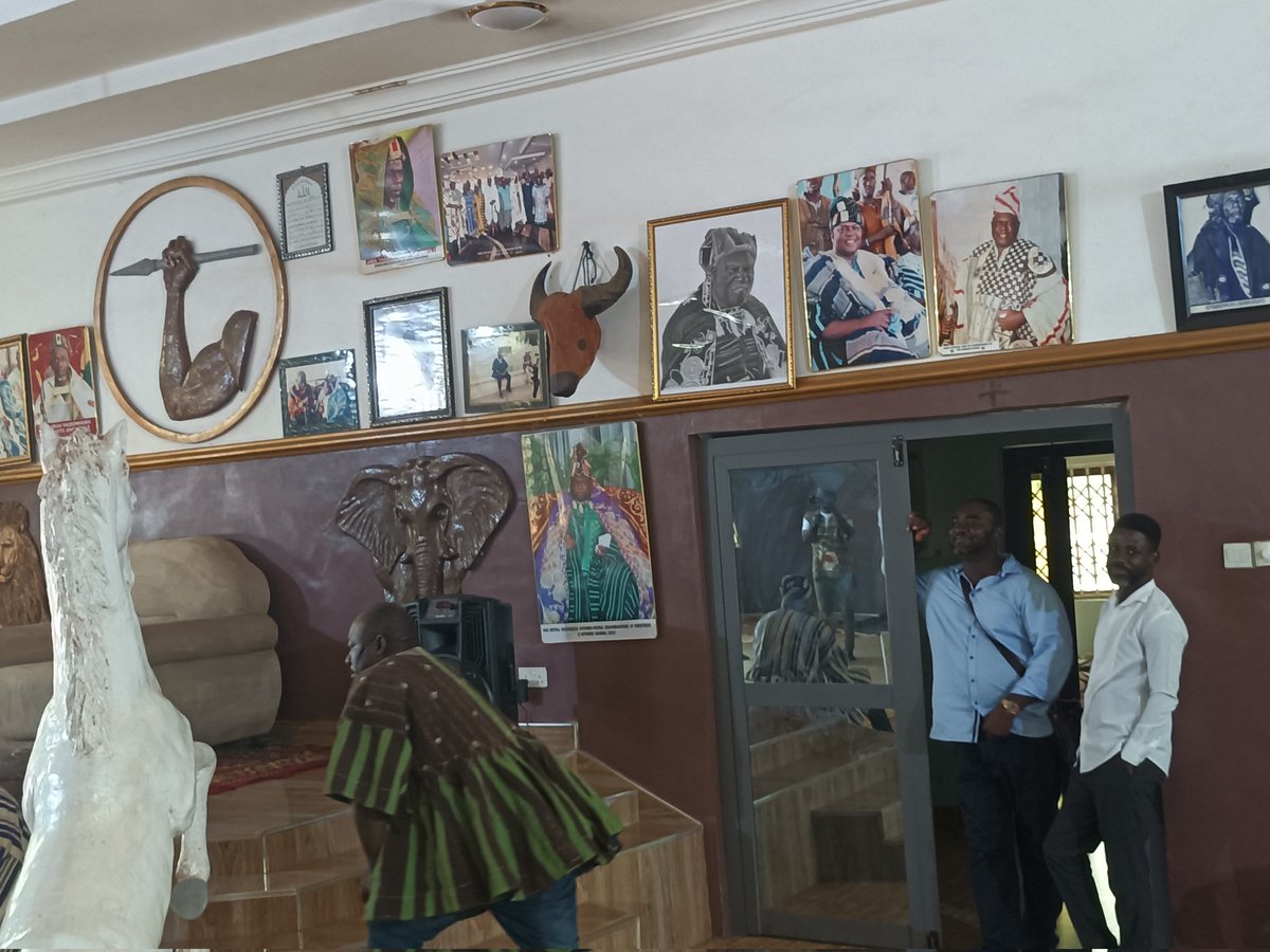 MystiqMike's tweet image. When you sight the spear wielded as in the visual, you are on Gonja land. The insignia dates back to Ndewura Jakpa, the founder of the Gonja kingdom. 

#blakkpeppertours #blakkpeppertins #kpembewura #afroflavour #gonja #ndewurajakpa @blakkpeppernews