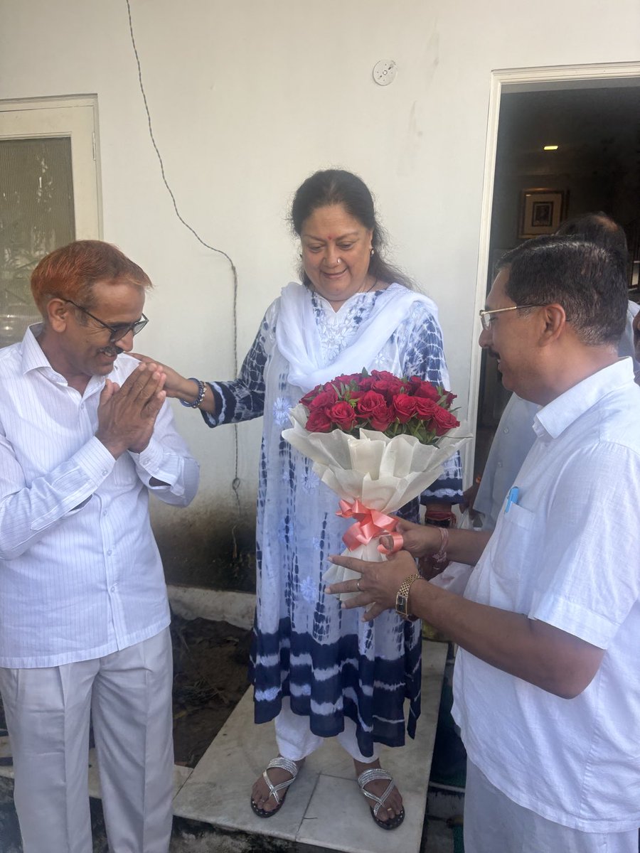 राजस्थान की यशस्वी पूर्व-मुख्यमंत्री व भाजपा की राष्ट्रीय उपाध्यक्ष आदरणीया श्रीमती वसुन्धरा राजे जी से मुलाक़ात कर आशीर्वाद व मार्गदर्शन प्राप्त किया। इस अवसर पर किशनगढ़ कॉलेज के सहपाठी परम मित्र श्री मूलदेव जी भानु, प्रधानाचार्य भी मौजूद रहे।⁦<a href="/VasundharaBJP/">Vasundhara Raje</a>⁩