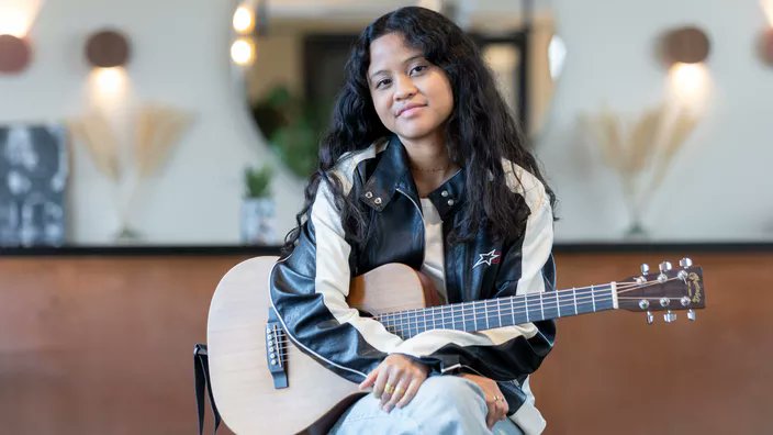 Avec sa pop solaire et entêtante, #Maheva part à l’assaut des festivals lefigaro.fr/musique/avec-s… via <a href="/Figaro_Culture/">Le Figaro Culture</a>
