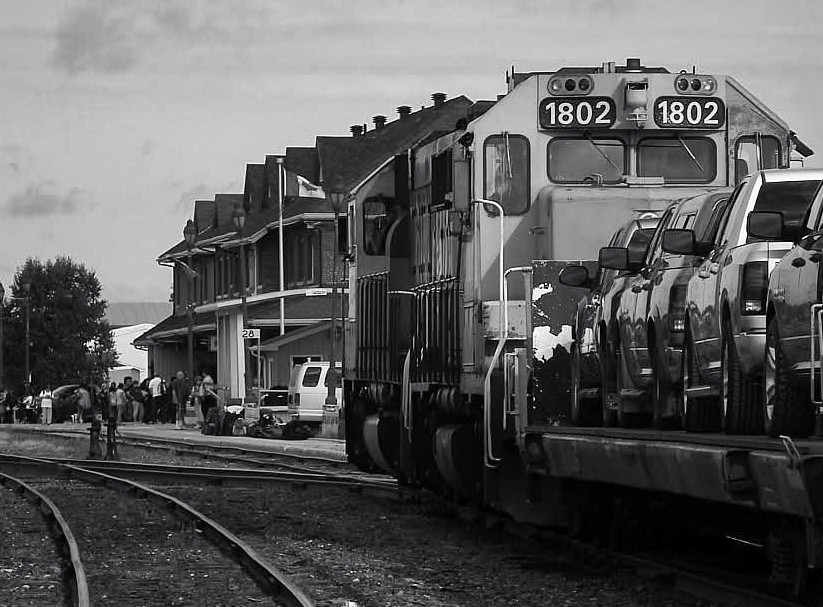 onrgallery's tweet image. A platform full of passengers await as the 423 Polar Bear builds her air to roll ahead for boarding at Cochrane July 19, 2015. #trb_express #rla_theyards #railsupremacy #ontarionorthland