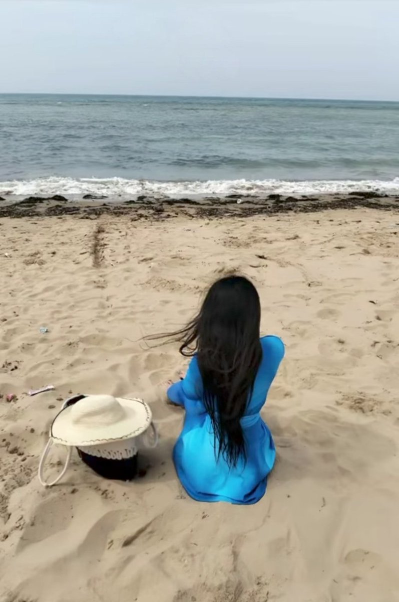 hossain_mita's tweet image. কোন এক অশরীর সমুদ্রে
জল শরীর ছুঁয়েছিল
দুজনেই থেমে গিয়েছিলাম
এক ঢেউয়ের তলায়।
এক ফোঁটা আলোর রেখা
গড়িয়ে পড়লো কপালের ভাঁজে
যেন কোন অতীত তার স্মৃতি
ভাঙতে এসেছিল নিঃশব্দ ক্ষণে।
তখনই বুঝেছিলাম—
জীবন আসলে কণামাত্র জলের
যা মিলনের মুহূর্তে
নিজেকেই নতুন করে নেয় চিনে।
শুভ বিকেল 🩵