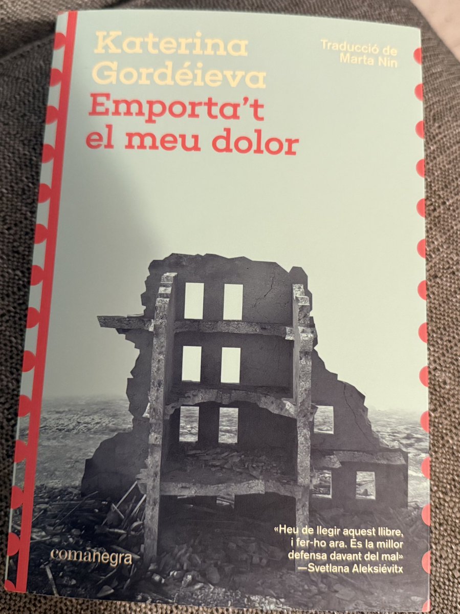 epinyol's tweet image. Les guerres generen un dolor que no se’n va mai. T’ho expliquen els testimonis corprenedors que recull Katerina Gordéieva de la guerra d’Ucraïna.
Feia temps que un llibre no em tocava tant.