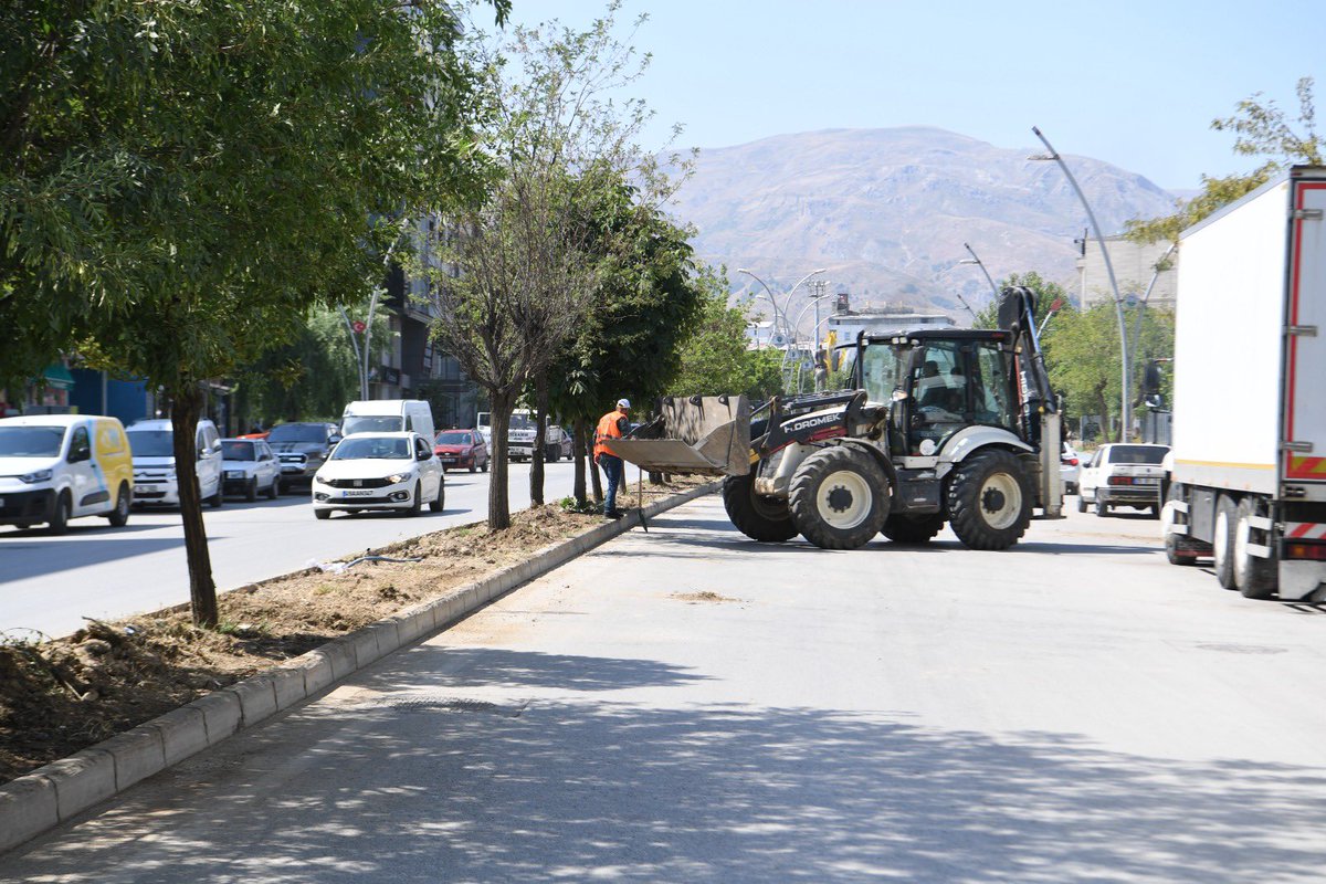 mus_bld's tweet image. 📌 Muş Belediyesi Park ve Bahçeler Müdürlüğü ekiplerimiz, refüjlerde yeşillendirme çalışmaları kapsamında verimsiz olan toprağı havalandırarak, fazla toprağı alıyor. Yapılan bakımın ardından refüjler yeniden yeşillendirilerek daha sağlıklı ve estetik bir görünüme kavuşturulacak.