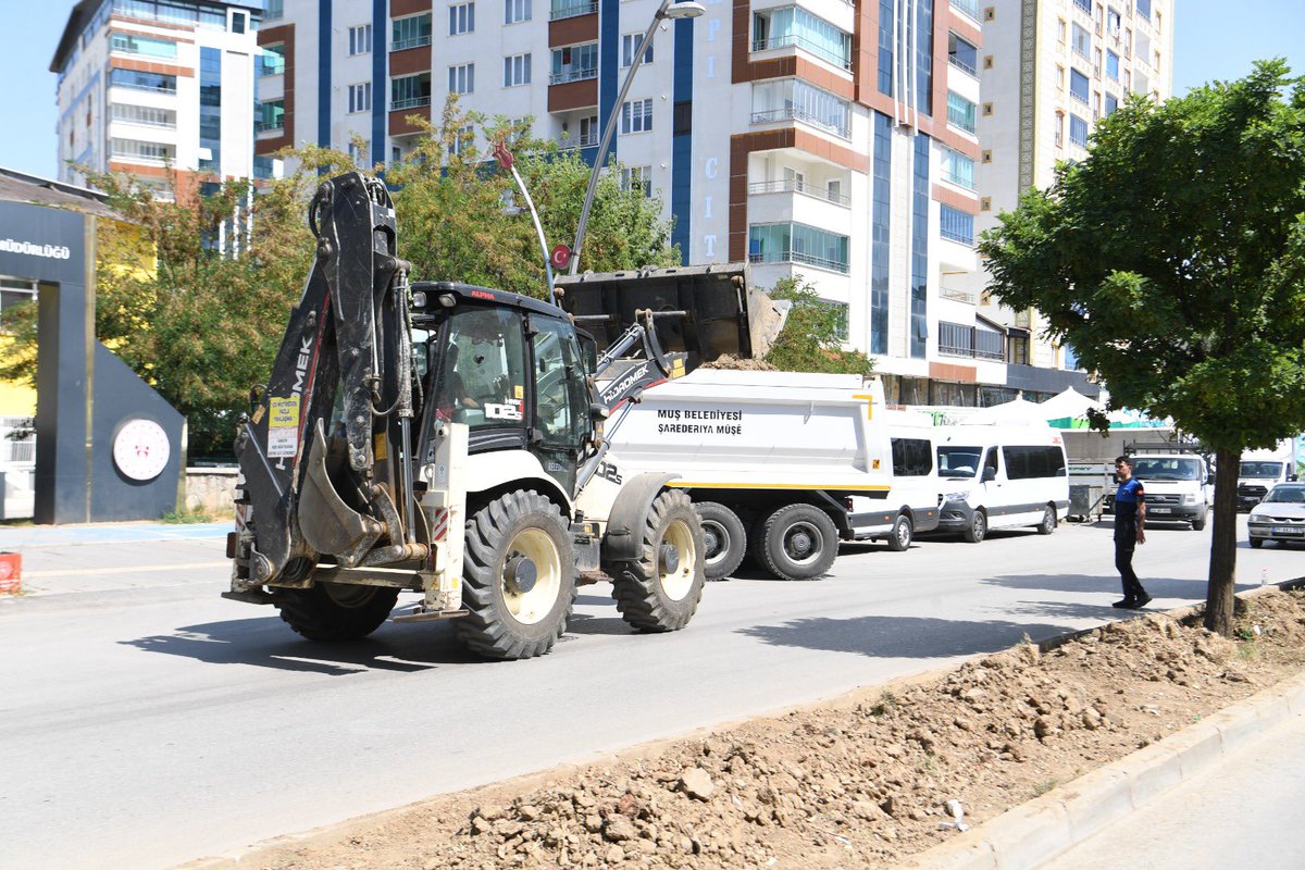 mus_bld's tweet image. 📌 Muş Belediyesi Park ve Bahçeler Müdürlüğü ekiplerimiz, refüjlerde yeşillendirme çalışmaları kapsamında verimsiz olan toprağı havalandırarak, fazla toprağı alıyor. Yapılan bakımın ardından refüjler yeniden yeşillendirilerek daha sağlıklı ve estetik bir görünüme kavuşturulacak.