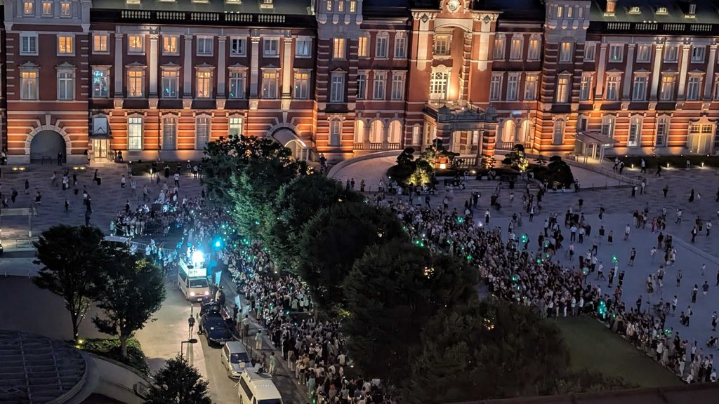 現在の、丸の内駅前広場の様子です。
2万人のサポーターのみなさんの熱いご支援があって、ここまで来ることができました。

#チームみらい #安野たかひろを国会へ #比例はみらい