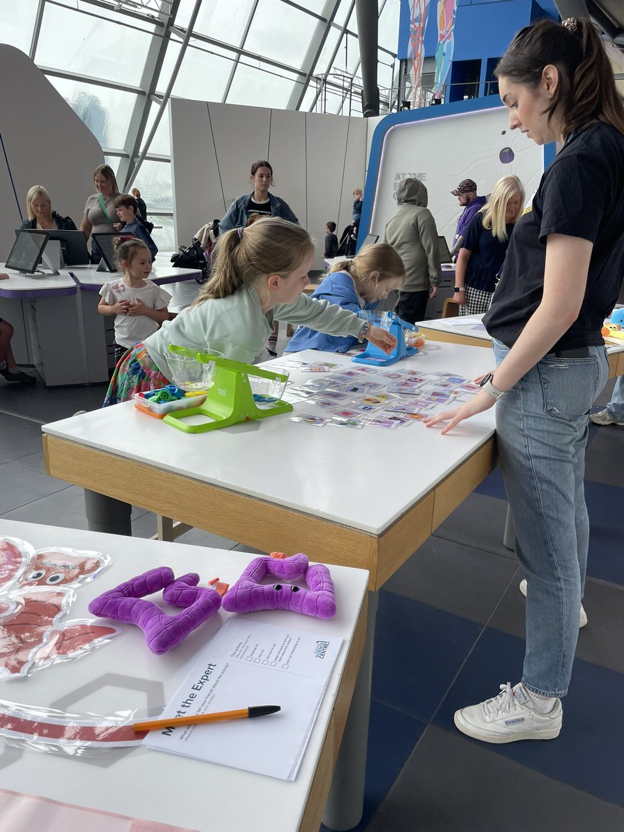 LabEdwards's tweet image. We spent a day at the @gsc1 Meet the Expert event! The Mighty Microbes activity is about the importance of healthy habits for a healthy gut microbiome. We explored what these bacteria look like under a microscope, and what each digestive tract organ does!👩🔬🔬
#science
