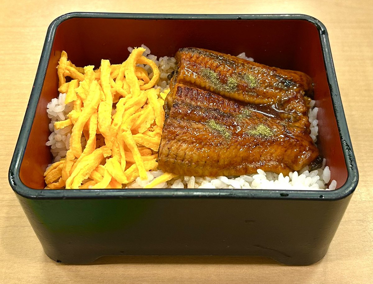SHINGO3939's tweet image. 鰻は重すぎず軽すぎず
暑い日でも食べたくなる
数少ない料理ですね〜🚩🚩🚩
そんなで本日も お疲れ様です〜😄