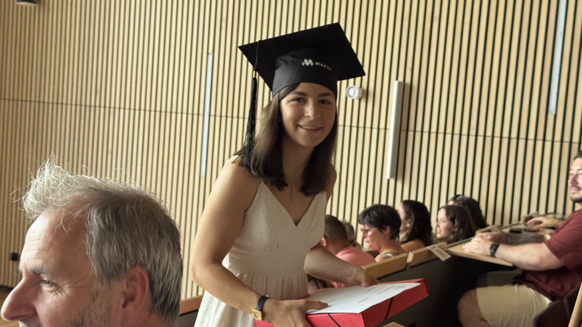 Très fière de ma fille Valentine <a href="/MorelValentine1/">MV07</a> infirmière diplômée depuis hier 🥰. Mais quelle idée ces mortarboard…. J’ai cru que Trump allait débarquer ! Toujours est-il que je suis super contente 🙂. Mon côté hypocondriaque est rassuré…