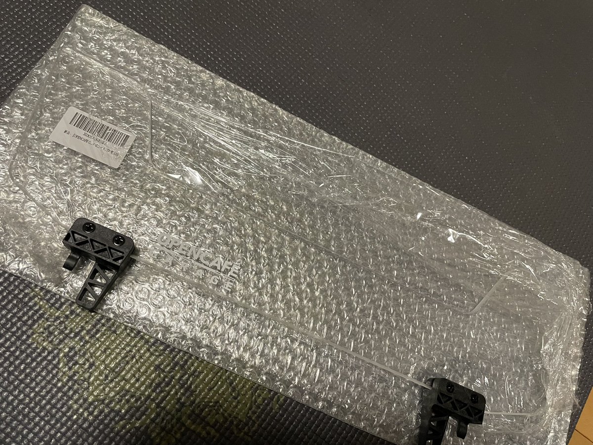 室内だと分かりにくいけど、蛍光バイオレットの125買って、140も欲しくなった😆

でも同色は面白くないってことで、ライトブルーをポチりました〜
ステッカーも買わないと！！