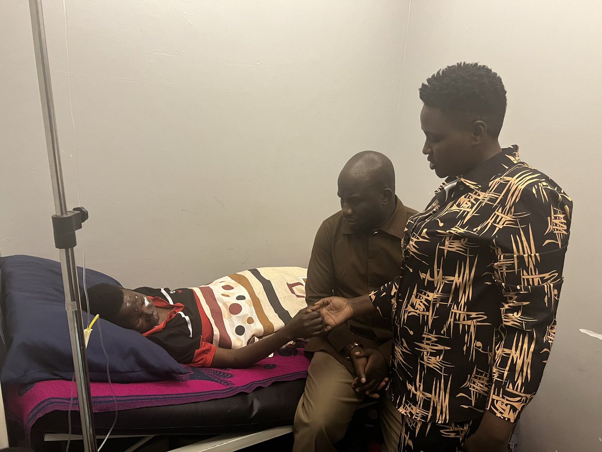 ZambaaliBulasio's tweet image. Nkyalide ku mulwanyi munaffe eyafunye akabenje Zai wa Bobi, alumizibwa naye abasawo bakola ogwabwe. Mune bwebabade Hipman asiibuudwa. Twebaza Katonda olw’obulamu bwe. @NUP_Ug #ZambaaliForNansana