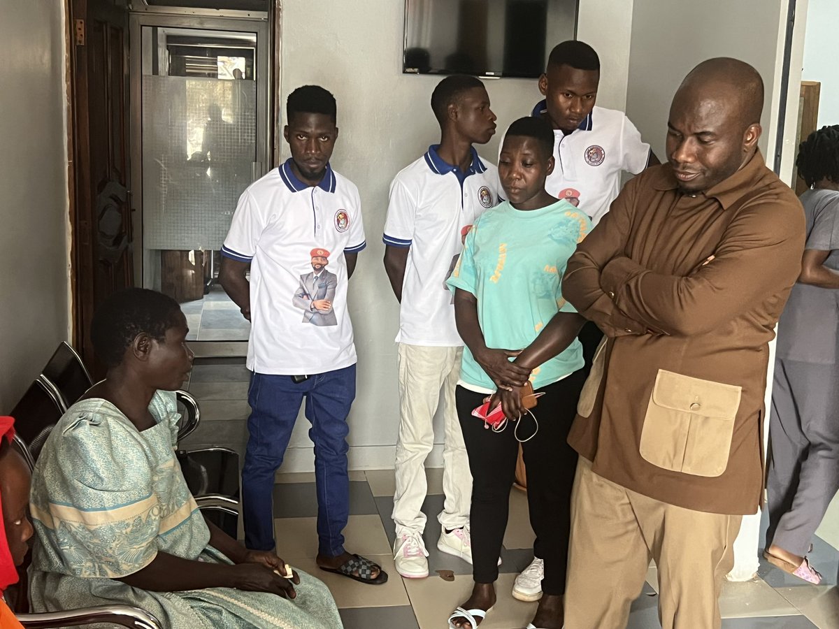 ZambaaliBulasio's tweet image. Nkyalide ku mulwanyi munaffe eyafunye akabenje Zai wa Bobi, alumizibwa naye abasawo bakola ogwabwe. Mune bwebabade Hipman asiibuudwa. Twebaza Katonda olw’obulamu bwe. @NUP_Ug #ZambaaliForNansana