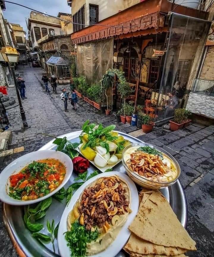 TasteAtlas's tweet image. Hummus, Fatteh & Chickpeas in Damascus 🇸🇾
Explore Syria: tasteatlas.com/syria
A typical Syrian spread: hummus with tahini, layered fatteh with yogurt and chickpeas, chickpea salad with lemon and parsley, and fresh pita—core elements of Levantine cuisine.
Photo:…