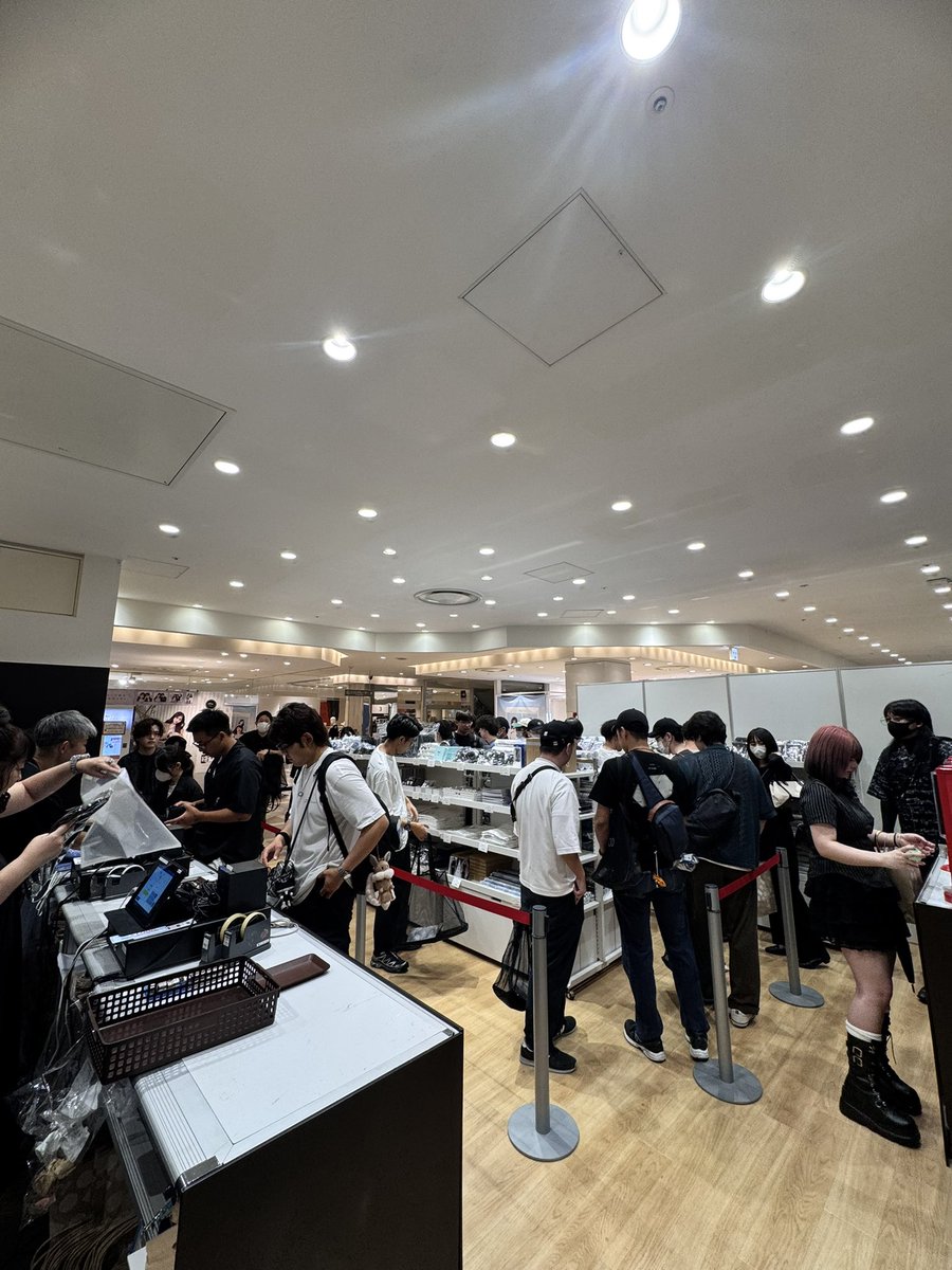 DUST_CELL's tweet image. #DUSTCELL
Blu-ray発売記念POPUP『MONOLITH』
大阪初日、お越しいただいた皆さま
ありがとうございました🐈⬛✨
【事前予約枠のフリー入場に関するご案内】
明日以降の当日予約枠に
空きがある場合、フリー入場を実施いたします。なお、事前予約を実施していない時間帯
は事前のご予約なくフリーで…