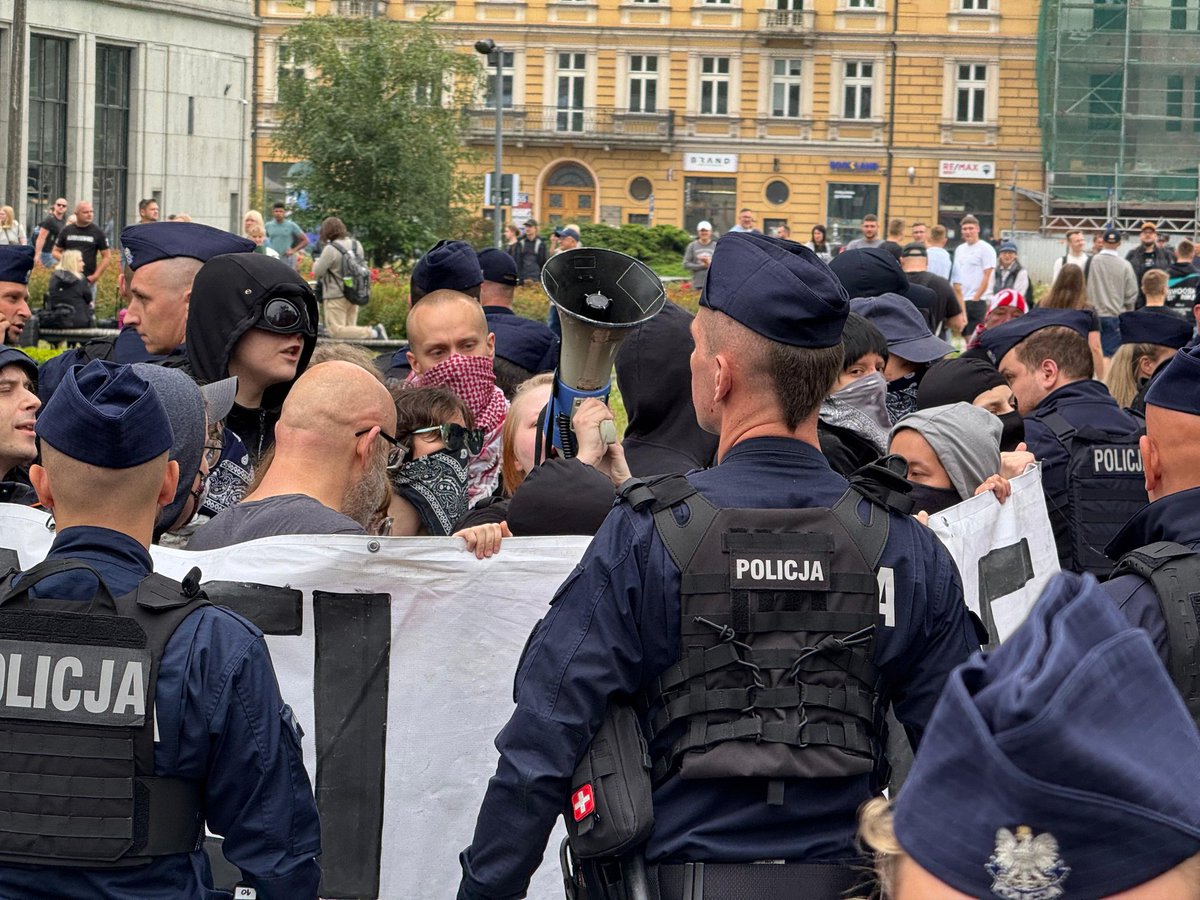 Policja_KSP's tweet image. Dzisiaj podczas zgromadzenia w okolicy Pasażu Wisławy Szymborskiej policjanci podjęli interwencję wobec grupy osób o odmiennych poglądach, która próbowała zakłócić przebieg zgromadzenia.
Aby zapobiec naruszeniom ładu i porządku publicznego policjanci oddzielili grupę kordonem.…