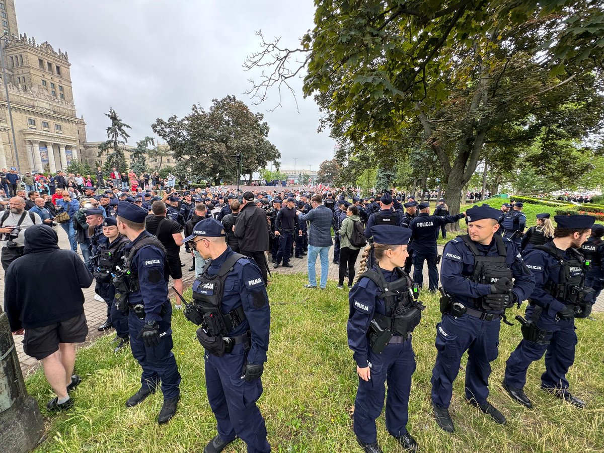Policja_KSP's tweet image. Dzisiaj podczas zgromadzenia w okolicy Pasażu Wisławy Szymborskiej policjanci podjęli interwencję wobec grupy osób o odmiennych poglądach, która próbowała zakłócić przebieg zgromadzenia.
Aby zapobiec naruszeniom ładu i porządku publicznego policjanci oddzielili grupę kordonem.…