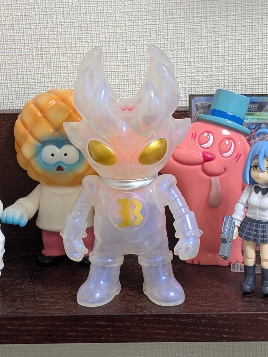 3__3_3_3's tweet image. んでんで、デザフェスで見逃してたバッカルマンをその後のオンラインでお迎え😁立ち姿がかっこいい
中のピンクの透けてるのどういうことかなって思ってたけど可愛いソフビ入っててほっこり☺️