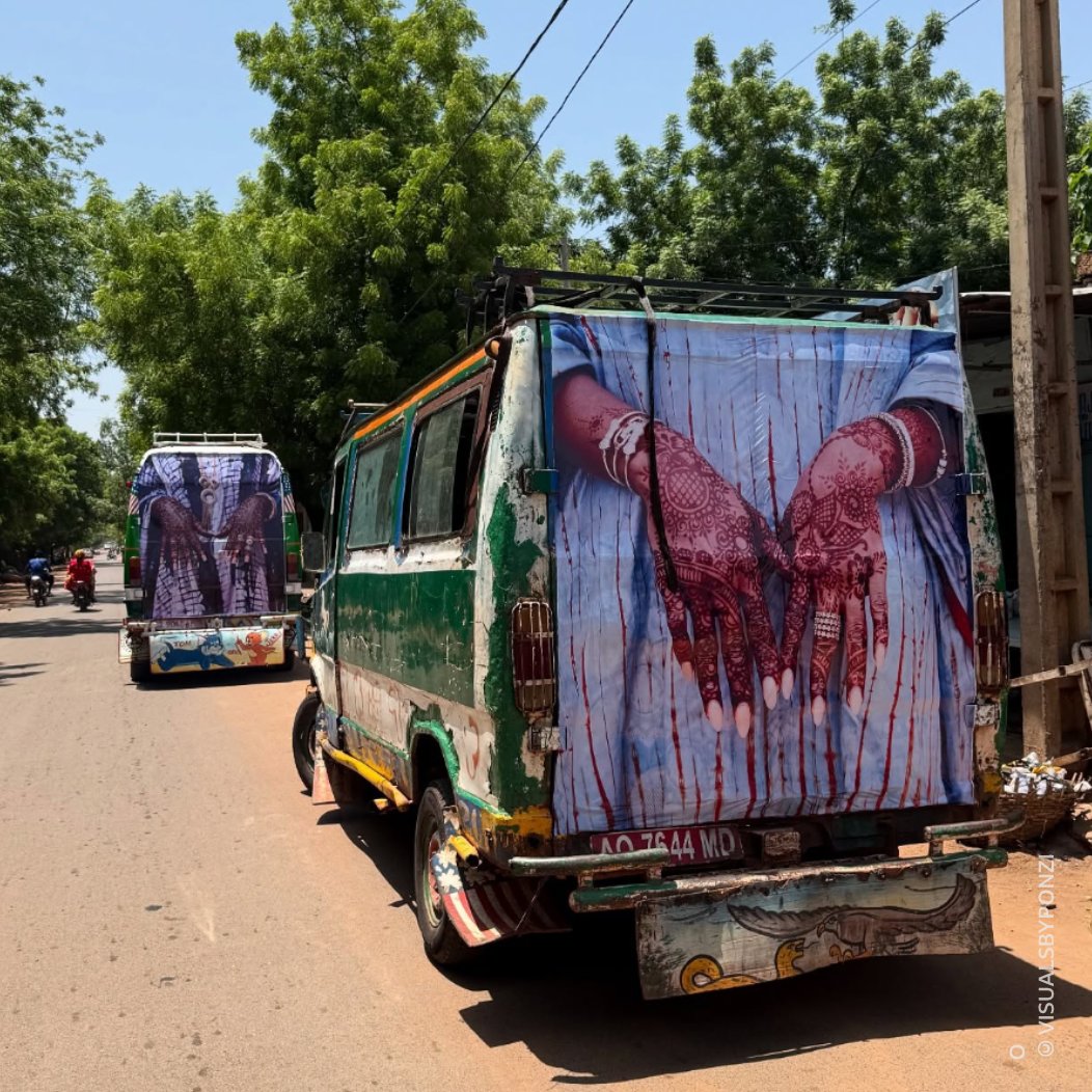 BBCAfrica's tweet image. French-Malian photographer @Nybeponzio is exhibiting his art on the back of minibuses known as Sotramas, in Mali's capital, Bamako. #Newsday's @JamesCopnall finds out more 🎧 bbc.in/40lhBHN