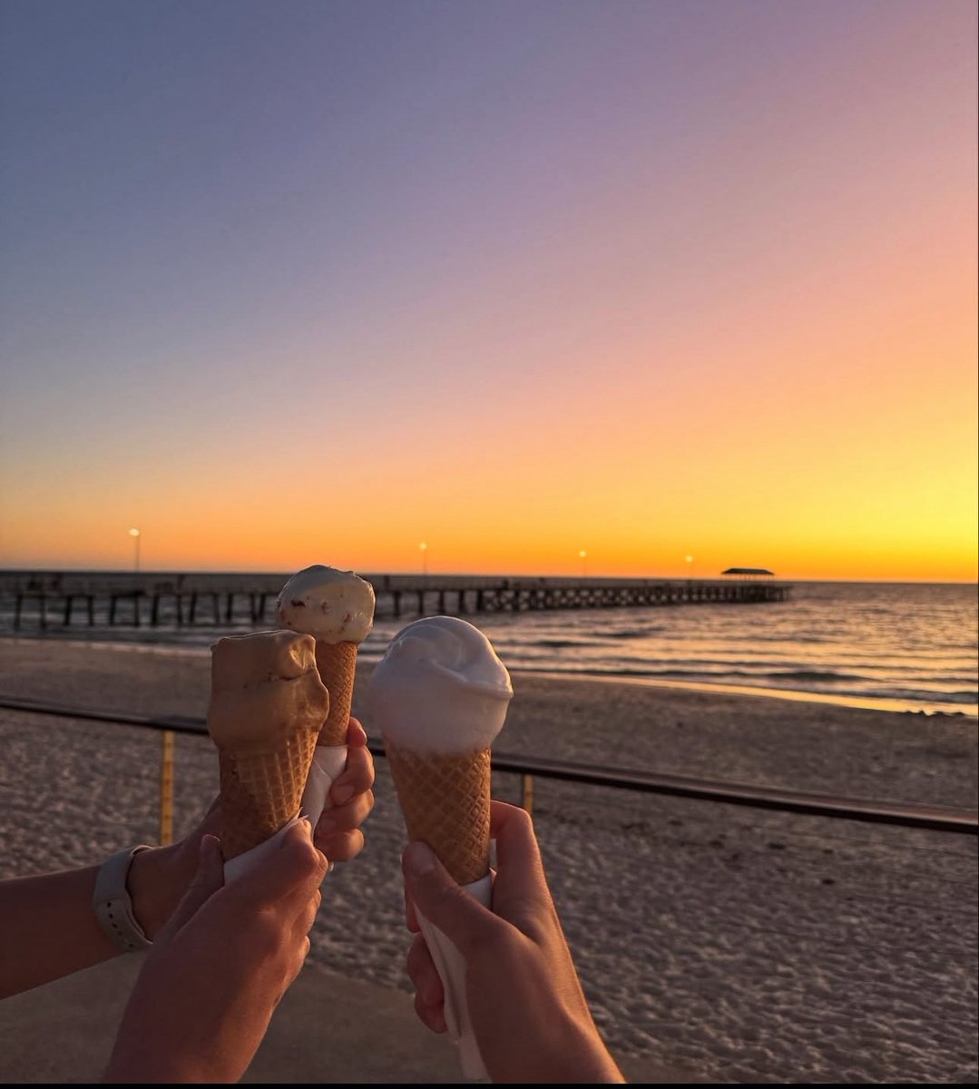 IKigais's tweet image. Ending a hectic week on a sweet note 🍦✨
Grateful for simple joys,a stroll with family, good friends, sweet moments, and sunsets that remind us to slow down.🫶💜✨#weekend #Vibes #sunset #friends #grateful