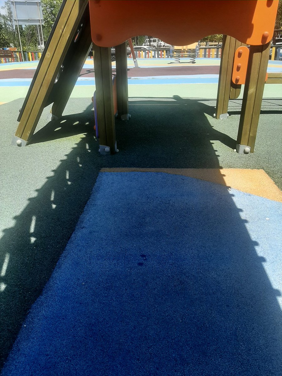 EmilioLigero's tweet photo. @AV_SantoDomingo @EsmasAlcorcon @Hardcorcon la importancia de reunirnos en los parques y poder tener sombra. este parque de reciente remodelacion para niños de 3 años no tiene ni una sombra!!! debajo del puente me he tenido que meter. https://t.co/1MO33ftQ7A