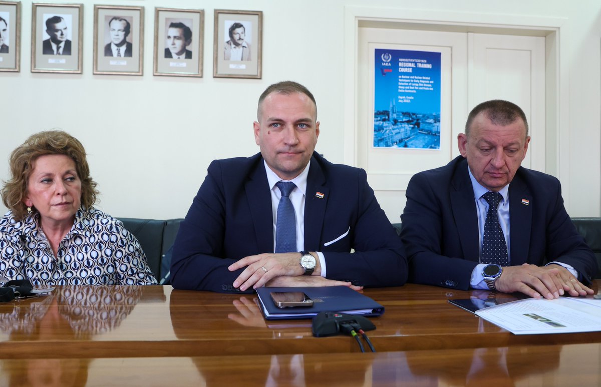 Vlada Republike Hrvatske (@vladarh) on Twitter photo PPVRH i ministar poljoprivrede, šumarstva i ribarstva <a href="/david_vlajcic/">David Vlajčić</a>: S obzirom na potvrđenu zarazu, kreće cijepljenje stoke protiv bedrenice. Svi ljudi koji su došli u kontakt sa zaraženom stokom primit će odgovarajuću terapiju, a bit će utvrđen i bedrenički distrikt. PPVRH i ministar poljoprivrede, šumarstva i ribarstva <a href="/david_vlajcic/">David Vlajčić</a>: S obzirom na potvrđenu zarazu, kreće cijepljenje stoke protiv bedrenice. Svi ljudi koji su došli u kontakt sa zaraženom stokom primit će odgovarajuću terapiju, a bit će utvrđen i bedrenički distrikt.