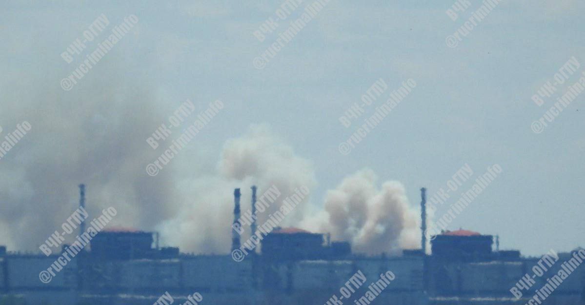 Очевидцы наблюдают, как от Запорожской АЭС в Энергодаре идет едкий дым. Причина неизвестна
