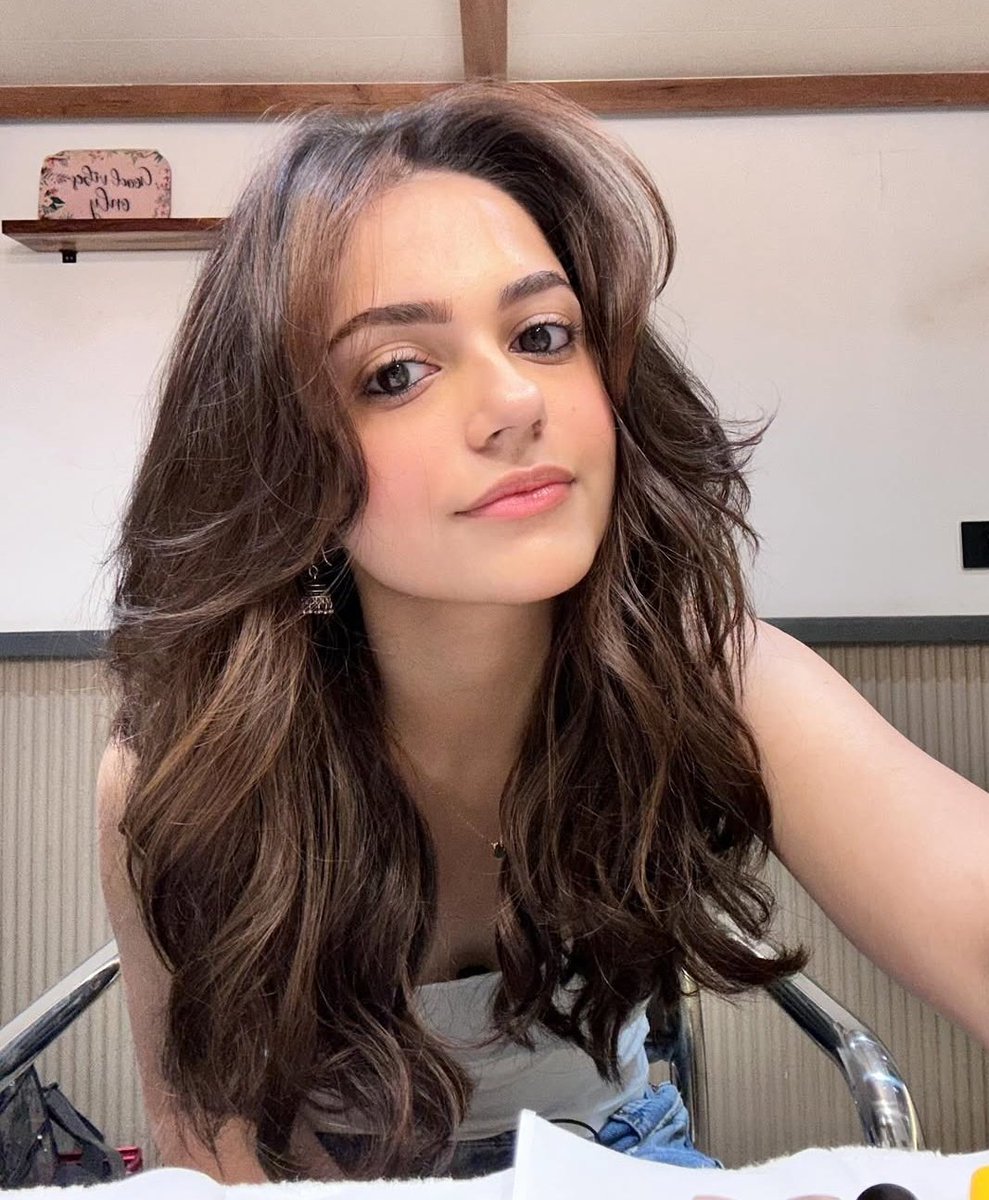 fizasticcc's tweet photo. that gorgeous facecard and hair economy 🙇🏻‍♀️ https://t.co/Rln6pFmzsU