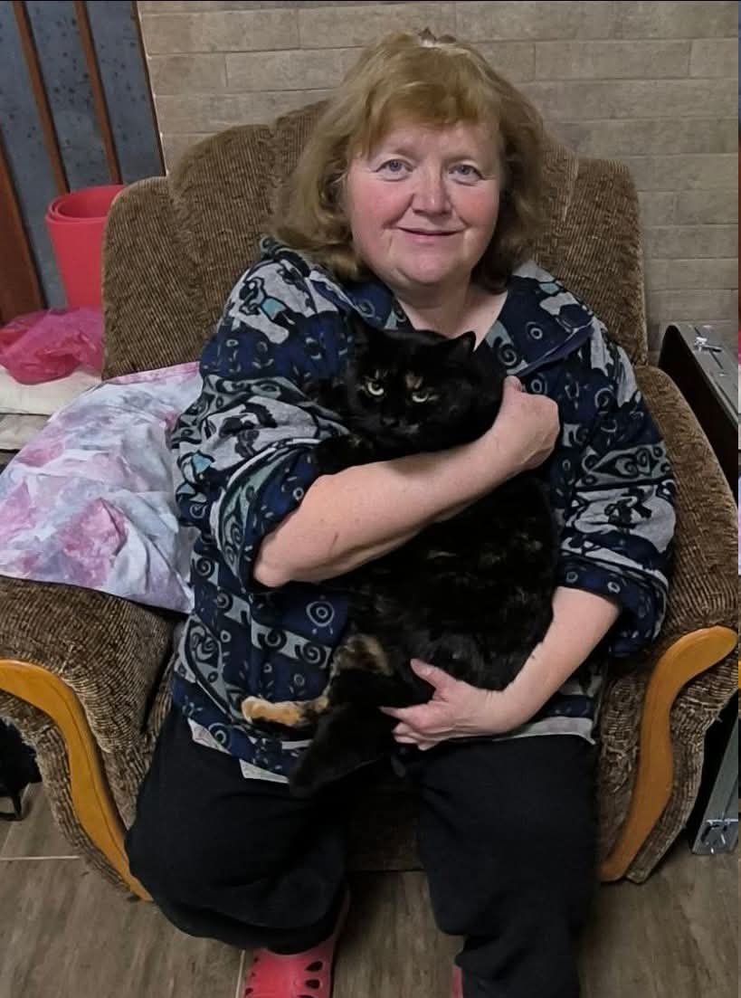 forgottenanimal's tweet photo. Meet Iryna and her cat Gerda from Pervomaisk #Ukraine 🐾💙 Gerda was rescued during shelling in Kherson by Denys, Iryna’s son and Ukrainian defender. The cat was spayed through our free #spayandneuter program.

Your donations make this possible — thank you💛
#charity #DonateNow https://t.co/KkJlx6iaFw