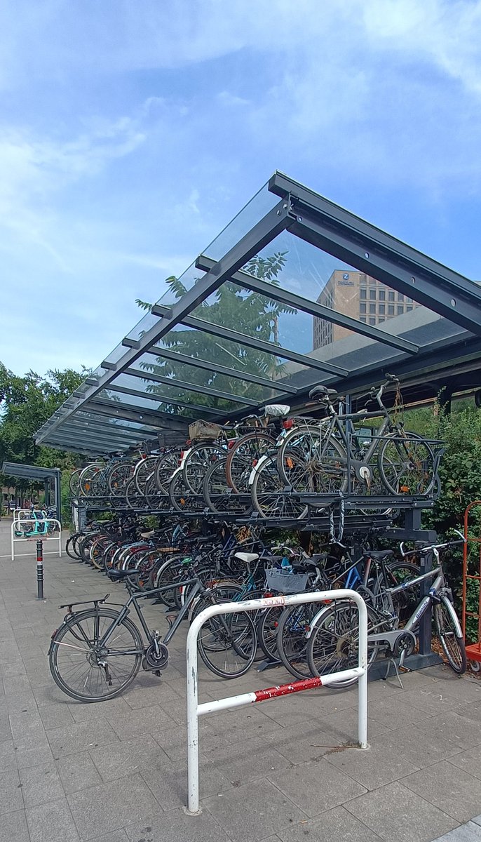 jsaeusebio's tweet image. Bicicletário na pedonalizada Praça de Santo Ovídio, início da Avenida da República com espaço para todos os modos de transporte, incluindo ciclovia integral e segregada